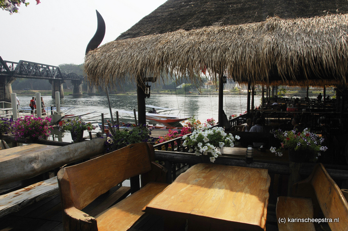 terras bij brug over de river kwai -foto: karin scheepstra-