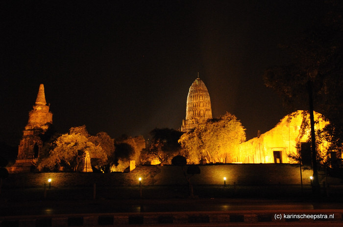 verlichte tempelruines ayutthaya -foto: karin scheepstra-