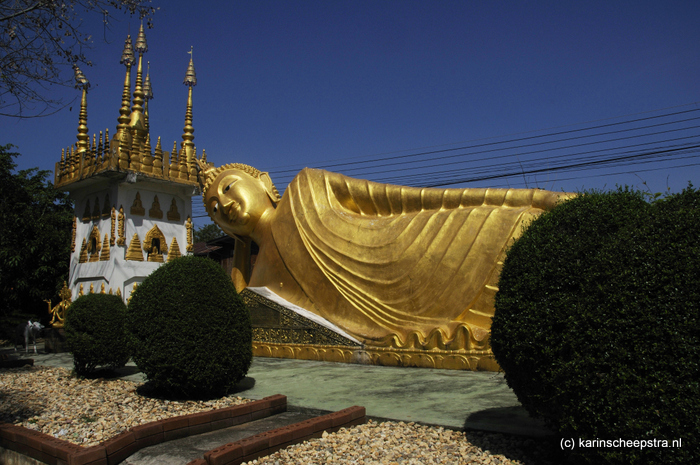 liggende gouden boeddha phrae -foto: karin scheepstra-